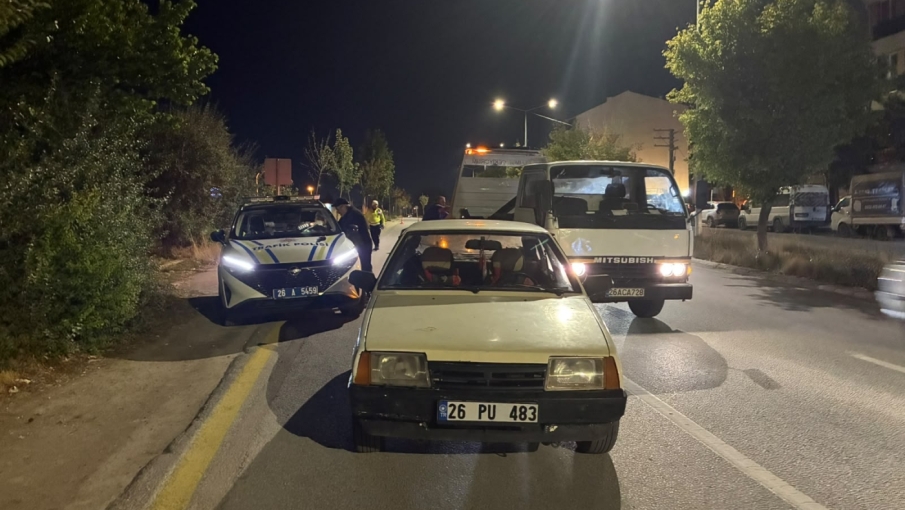 Trafik denetiminde ilginç kaçış: Otomobilini bırakıp kaçtı
